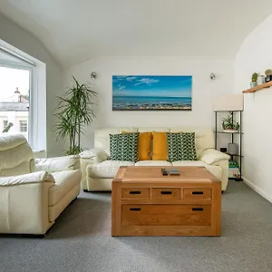 & - Group Or Family Fun Apartment Brighton